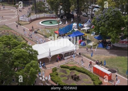 Buenos Aires, Buenos Aires, Argentine. 28 janvier, 2016. Les organisations sociales camp à la place de mai exiger la libération immédiate de Tupac Amaru et activiste social Organisation Milagro Sala. Sala a été emprisonné dans le nord-ouest province de Jujuy sur des accusations d'incitation à la violence, et est considéré par l'opposition un prisonnier politique du gouvernement du président Mauricio Macri. © Patricio Murphy/ZUMA/Alamy Fil Live News Banque D'Images