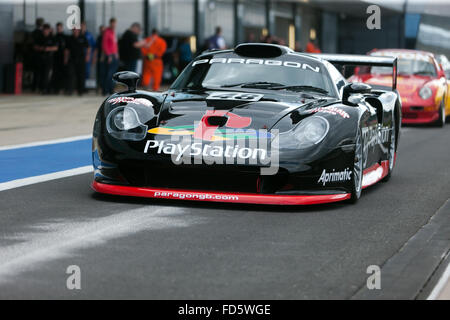 Une Porsche 911 GT1 EVO , dans la voie des stands lors d'une session de démonstration 90 GT Legends, au Silverstone Classic 2015. Banque D'Images