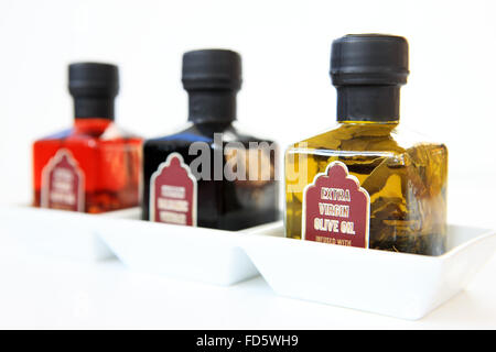 Bouteilles d'huile d'olive extra vierge et vinaigre balsamique Banque D'Images