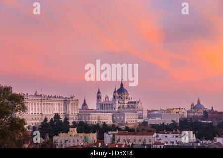 Cathédrale de l'Almudena et le Palais Royal de Madrid, Espagne. Banque D'Images