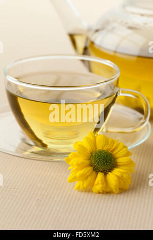 Pot et tasse à thé de chrysanthème chinois Banque D'Images