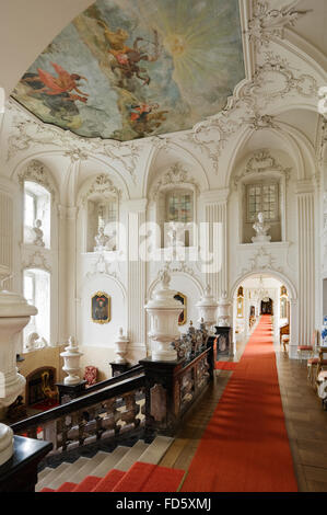 Plafond en stuc rococo au-dessus de grand escalier et couloir avec Red Runner Banque D'Images