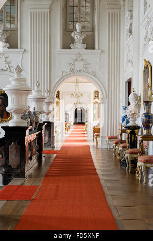 Plafond en stuc rococo au-dessus de grand escalier et couloir avec Red Runner Banque D'Images