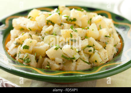 Salade de pommes de terre traditionnelle marocaine sur la table Banque D'Images