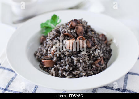 Rissoto noir avec squid et sauce à l'encre Banque D'Images