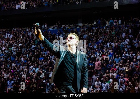 Bono de U2 à Rogers Arena de Vancouver, Colombie-Britannique, Canada le 14 mai 2015 Banque D'Images