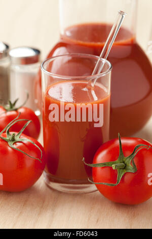 Jus de tomate fraîche dans un bocal en verre et Banque D'Images