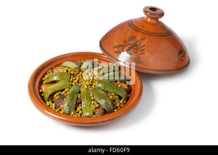 Plat traditionnel marocain à l'agneau, de pois et de courgettes sur fond blanc Banque D'Images