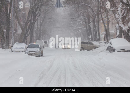 Odessa, Ukraine - le 18 janvier 2016 : un puissant cyclone, tempête, de fortes chutes de neige ont paralysé la ville. Problèmes de l'hiver avec la voiture. Road Banque D'Images