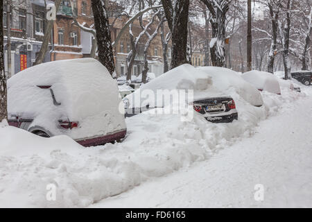 Odessa, Ukraine - le 18 janvier 2016 : un puissant cyclone, tempête, de fortes chutes de neige ont paralysé la ville. Problèmes de l'hiver avec la voiture. Road Banque D'Images