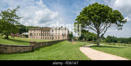 Vue panoramique du château de Wentworth près de Barnsley, dans le Yorkshire sur une journée ensoleillée. Banque D'Images