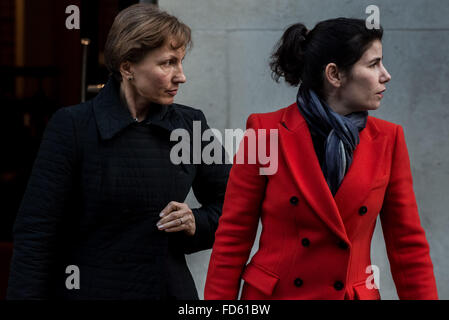 Londres, Royaume-Uni. 28 janvier, 2016. Marina Litvinenko, veuve d'Alexandre Litvinenko, arrive au bureau à domicile à Londres avec son équipe juridique y compris Elena Tsirlina (droite) de rencontrer le ministre de l'intérieur Theresa mai une semaine après que le gouvernement a indiqué qu'il ne serait pas prendre des sanctions contre la Russie malgré un rapport diagnostic Vladimir Poutine "probablement" approuvé le meurtre de l'ancien espion Crédit : Guy Josse/Alamy Live News Banque D'Images