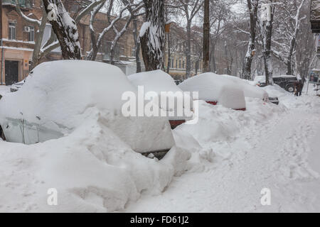 Odessa, Ukraine - le 18 janvier 2016 : un puissant cyclone, tempête, de fortes chutes de neige ont paralysé la ville. Problèmes de l'hiver avec la voiture. Road Banque D'Images