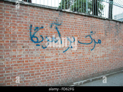 Propagande murale anti-américaine sur le mur de l'ancienne ambassade des États-Unis, Central District, Téhéran, Iran Banque D'Images