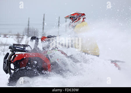 Kiev, UKRAINE - 13 février 2010 : Le pilote du quad Mykhaylo Ersh (Yamaha 660 Grizzly) passe au-dessus de la piste de neige au cours de Baja Kiev-2010 Rassemblement le 13 février 2010 à Kiev Banque D'Images