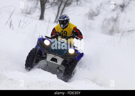 Kiev, UKRAINE - 13 février 2010 : Le pilote du quad Vyacheslav Dovbysh (Yamaha 700 Grizzly) passe au-dessus de la piste de neige au cours de Ba Banque D'Images
