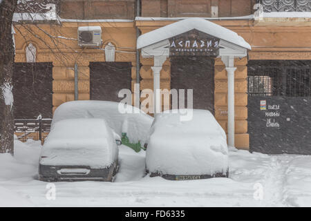 Odessa, Ukraine - le 18 janvier 2016 : un puissant cyclone, tempête, de fortes chutes de neige ont paralysé la ville. Problèmes de l'hiver avec la voiture. Road Banque D'Images