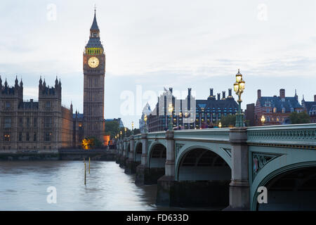 Big Ben et des chambres du parlement à Londres au crépuscule, la lumière naturelle et les couleurs Banque D'Images