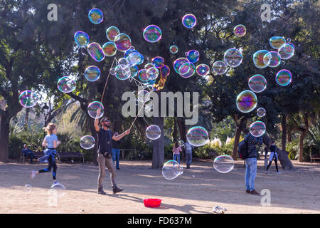 Street artiste fait de grandes bulles de savon dans le parc de la Ciutadella de Barcelone,Espagne, Banque D'Images