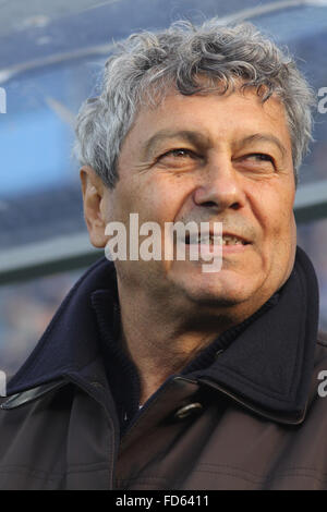 Entraîneur de l'équipe de football Shakhtar Donetsk Mircea Lucescu avant l'Ukraine match de championnat contre le Dynamo Kiev Banque D'Images