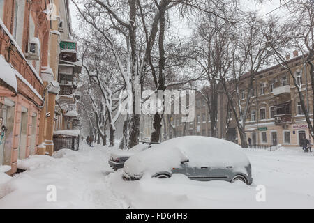 Odessa, Ukraine - le 18 janvier 2016 : un puissant cyclone, tempête, de fortes chutes de neige ont paralysé la ville. Problèmes de l'hiver avec la voiture. Road Banque D'Images