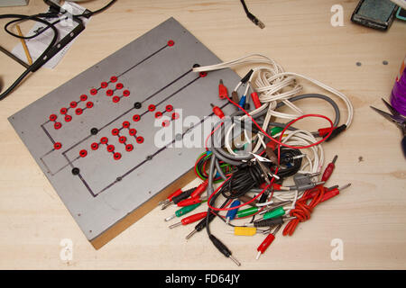 Un patch pour l'assemblage de composants électriques à l'essai d'un crossover haut-parleur. Banque D'Images