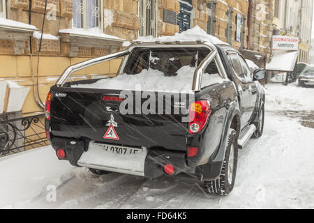 Odessa, Ukraine - le 18 janvier 2016 : un puissant cyclone, tempête, de fortes chutes de neige ont paralysé la ville. Problèmes de l'hiver avec la voiture. Road Banque D'Images