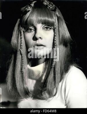 1972 - C'est le 21e siècle : c'est votre première chance de voir ce que le bien-habillé femme portera au 21e siècle ! Chrissie Shrimpton, 23 ans, sœur de Jean modèle est illustré à la tenue futuriste qu'elle porte dans son deuxième film, qui est décrit comme un "espace/wester' - appelé ''Moon deux zéro'' - Vêtements sera certainement de plus en plus coloré, avec des coiffures en orange, vert, bleu et rouge - et Chrissie's hair est vert - remplir avec des yeux et rouge à lèvres. Vêtements doivent être maintenus au minimum, pour faciliter le port de combinaisons spatiales dans l'atmosp désolée Banque D'Images