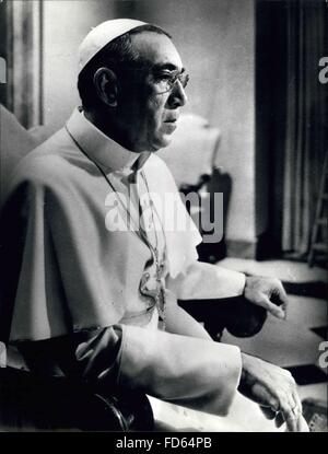 1968 - L'acteur Anthony Homme QuinnThe dans des robes d'un blanc pur : il se trouve sedately portant la robe blanche d'un Pape. L'homme en photo ressemble chaque pouce un chef de l'Église de Rome. Mais le visage est indubitable - acteur Anthony Quinn est habillée pour son rôle dans le film '' les chaussures du pêcheur'', l'histoire d'un archevêque russe qui devient pape. Le film est basé sur Morris West's best-seller. © Keystone Photos USA/ZUMAPRESS.com/Alamy Live News Banque D'Images