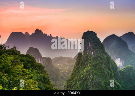 Montagnes karstiques de Xingping, Guilin, Chine. Banque D'Images