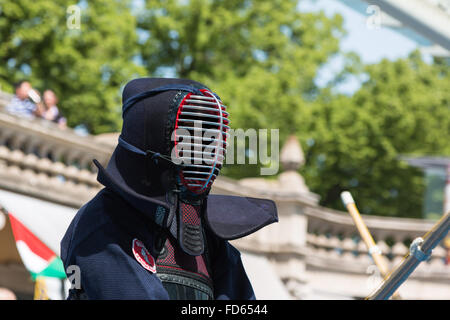 Le kendo Kendo guerrier avec épée de bambou et uniforme. Art martial japonais Banque D'Images