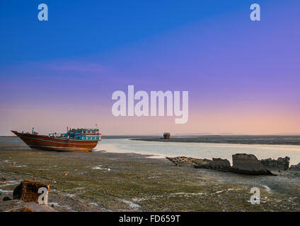 Bateaux dhow à marée basse, l'île de Qeshm, Laft, Iran Banque D'Images