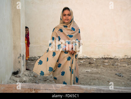 Portrait de jeune fille portant un tchador avec apple logos, l'île de Qeshm, Laft, Iran Banque D'Images