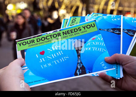 Londres, Royaume-Uni, 12 janvier 2016 - Les médecins en dehors des piquets de l'University College Hospital comme ils commencent leurs 24 heures de grève Banque D'Images