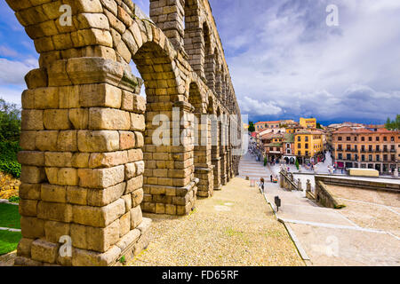 Segovia, Espagne à l'ancien aqueduc romain. Banque D'Images