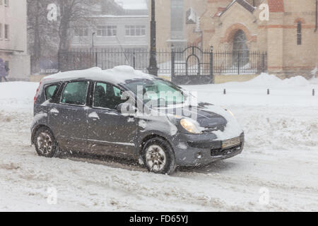 Odessa, Ukraine - le 18 janvier 2016 : un puissant cyclone, tempête, de fortes chutes de neige ont paralysé la ville. Problèmes de l'hiver avec la voiture. Road Banque D'Images