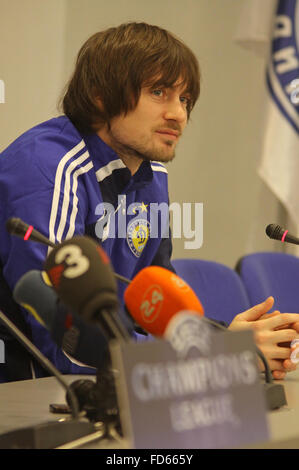 FC Dynamo Kyiv en avant Artem Milevskiy participe à une conférence de presse avant le match de football de la Ligue des Champions contre Barcelone Banque D'Images