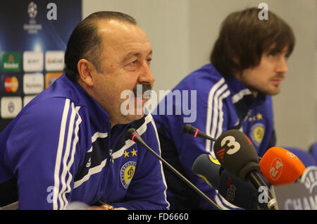Dynamo Kiev entraîneur en chef Valeriy Gazzaev (L) et l'avant Artem Milevskiy assister à une conférence de presse Banque D'Images