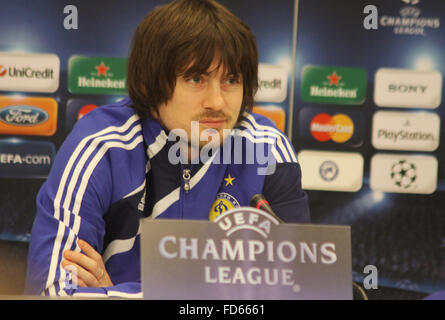 Dynamo Kiev avant Artem Milevskiy participe à une conférence de presse avant le match de football de la Ligue des Champions contre Barcelone Banque D'Images