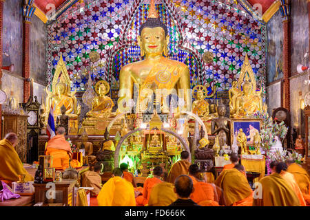 Les moines bouddhistes, effectuer des rituels de méditation pendant la prière du soir au Wat Phra That Doi Suthep à Chiang Mai, Thaïlande. Banque D'Images