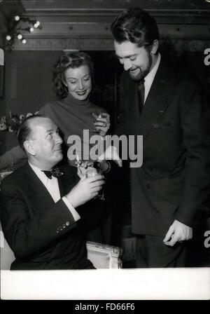 1958 - Noel Coward, le célèbre dramaturge et auteur anglais (assis), a du champagne qui l'acteur français Jean Claude Pascal est de verser dans son verre en souriant. La jeune comédienne Gisèle Préville, vu dans le centre. Photo prise au Théâtre Sarah Bernhardt où Noel Coward est allé(e) à Edwidge Feulillere's Farewell performance dans la Douma célèbre pièce ''La Dame aux camélias''. Jean Claude Pascal joue le rôle d'Armand Duval et a poussé une barbe pour l'occasion. (Crédit Image : © Keystone Photos USA/ZUMAPRESS.com) Banque D'Images