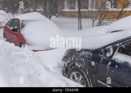 Odessa, Ukraine - le 18 janvier 2016 : un puissant cyclone, tempête, de fortes chutes de neige ont paralysé la ville. Problèmes de l'hiver avec la voiture. Road Banque D'Images