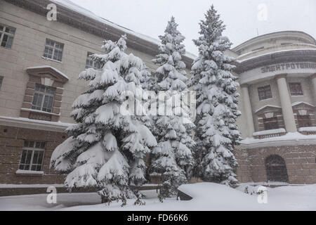 Odessa, Ukraine - le 18 janvier 2016 : un puissant cyclone, tempête, de fortes chutes de neige ont paralysé la ville. Problèmes de l'hiver avec la voiture. Road Banque D'Images