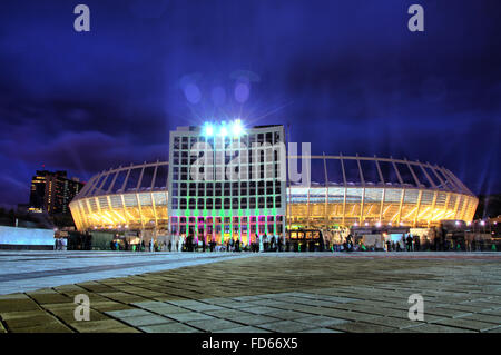 Kiev, UKRAINE - le 8 octobre 2011 : visiteurs entrent dans le stade olympique (NSC Olimpiyskyi) à Kiev, Ukraine Banque D'Images