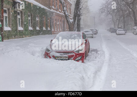 Odessa, Ukraine - le 18 janvier 2016 : un puissant cyclone, tempête, de fortes chutes de neige ont paralysé la ville. Problèmes de l'hiver avec la voiture. Road Banque D'Images