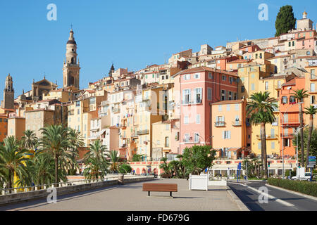 Menton vieille ville, maisons et rue du matin, Côte d'Azur Banque D'Images