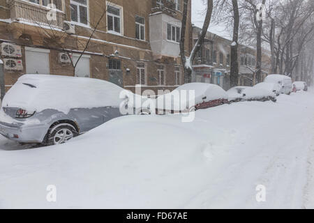 Odessa, Ukraine - le 18 janvier 2016 : un puissant cyclone, tempête, de fortes chutes de neige ont paralysé la ville. Problèmes de l'hiver avec la voiture. Road Banque D'Images