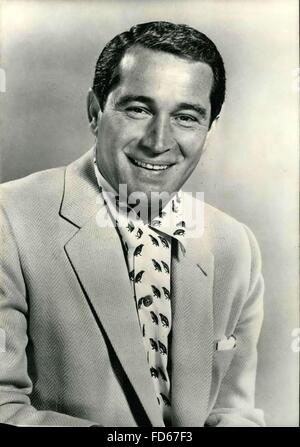 1968 - Un chanteur pour gagner 5 millions de dollars à la télévision. Un chanteur, Perry Como, a signé un contrat de 5 millions de dollars pour une semaine 104 programme TV avec une importante société de produits laitiers. C'est le plus important contrat jamais signé par nous plat. OPS : la chanteuse américaine Perry Como. © Keystone Photos USA/ZUMAPRESS.com/Alamy Live News Banque D'Images