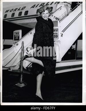 1968 - L'aéroport Idlewild, N.Y., -- belle actrice française Nicole Maurey vérifie son talon avant d'embarquer sur un vol TWA à son domicile à Paris. Nicole, qui est arrivé plus tôt dans la journée à partir de Los Angeles en passant par TWA, tout juste de terminer sa cinquième American Movie''Jayhawkers'' co-starring jeff chandier et Fess Parker pour Paramount Pictures, elle était avec nous pour 10 semaines. (Crédit Image : © Keystone Photos USA/ZUMAPRESS.com) Banque D'Images