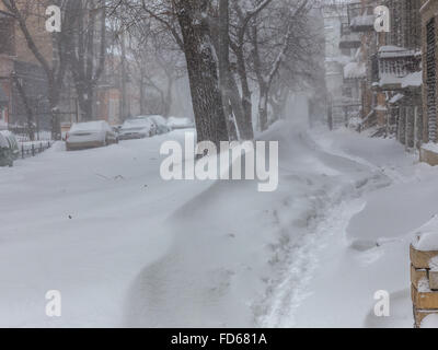 Odessa, Ukraine - le 18 janvier 2016 : un puissant cyclone, tempête, de fortes chutes de neige ont paralysé la ville. Problèmes de l'hiver avec la voiture. Road Banque D'Images